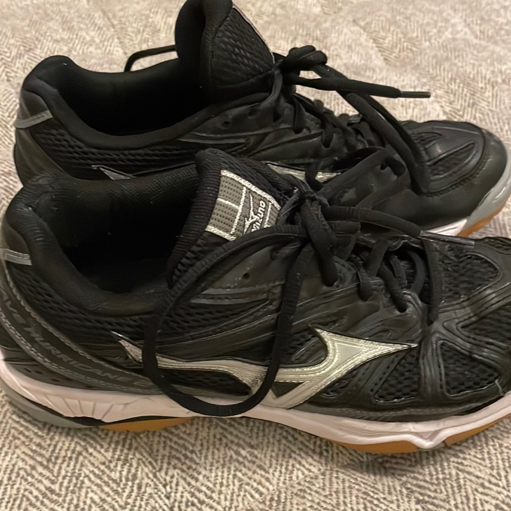 Mizuno Wave Hurricane 2 size 8.5